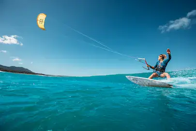 Rider en kitesurf sur une planche