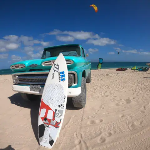Pick-up et planche de surf sur la plage