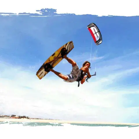 Saut de kitesurf au-dessus de la plage