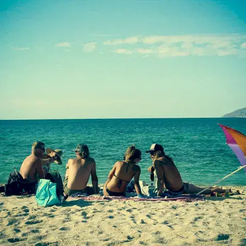 Détente sur la plage entre deux sessions