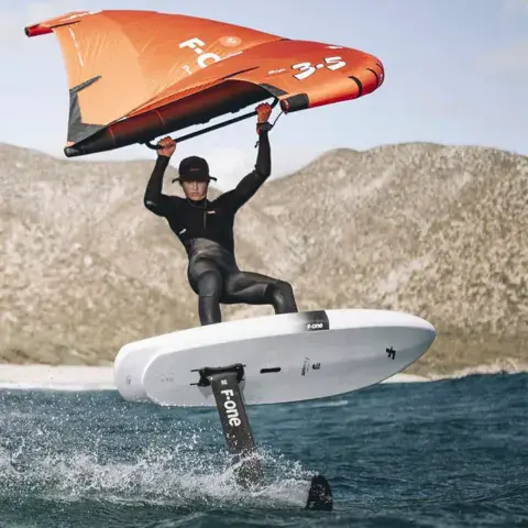 Rider en wing foil sur une planche