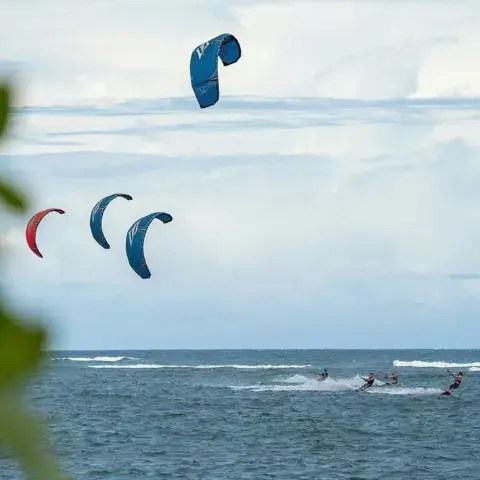 Kites sur la baie de La Ventana