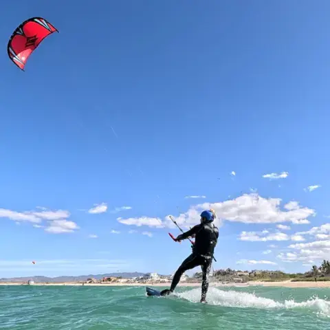 Rider en kitesurf sur la baie
