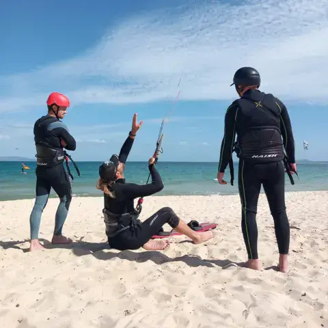 Cours de kite avec deux moniteurs sur la plage