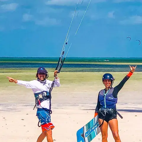 Deux élèves sur la plage après un cours