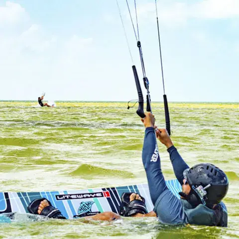 Exercice de départ sur la planche dans l'eau peu profonde