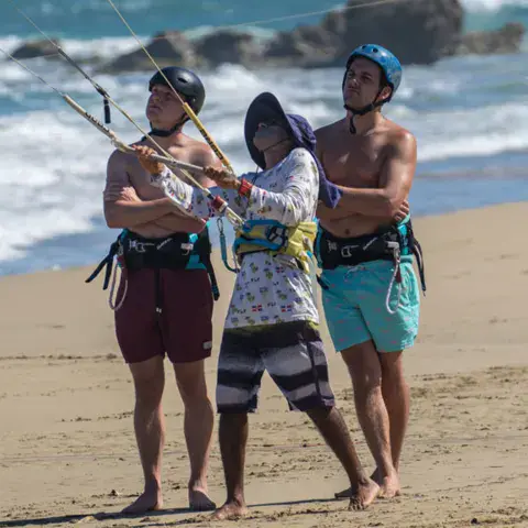 Briefing de kitesurf sur la plage avant un cours