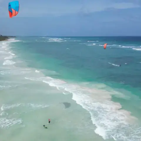 Vue aérienne de la plage et du plan d'eau turquoise
