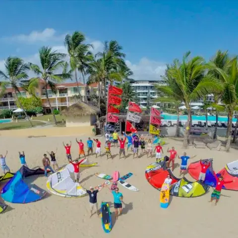 Kites étalés sur la plage devant l'hôtel, vue aérienne