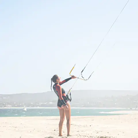 Pilotage d'un kite sur la plage