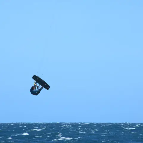 Rider en l'air au-dessus de la mer