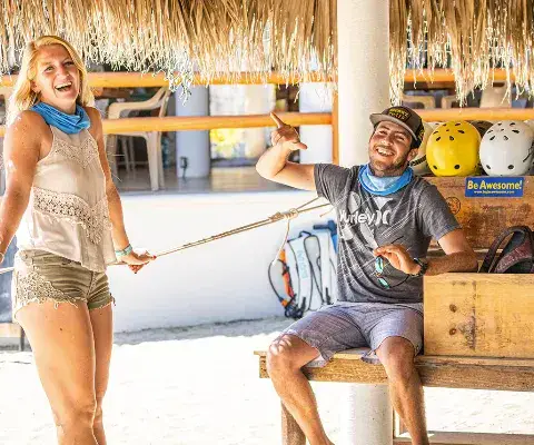 Moniteurs au bar de plage de l'école