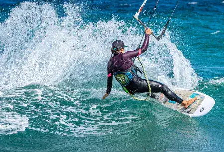 Rider en kitesurf dans les vagues