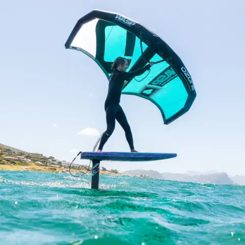 Rider en wing foil dans la baie