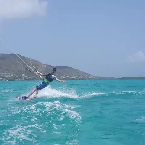 Kitesurfeur sur une eau turquoise