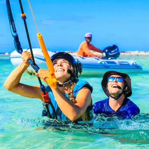 Leçon de kitesurf avec bateau de sécurité