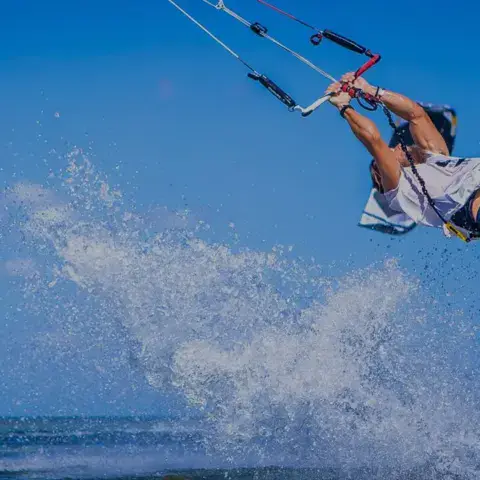 Saut de kitesurf au-dessus de l'eau