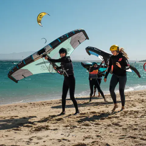 Cours de wing foil dans l'eau