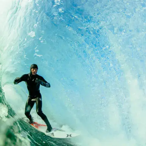 Surfeur dans le tube d'une vague