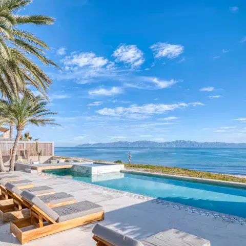 Piscine face à la mer de Cortés