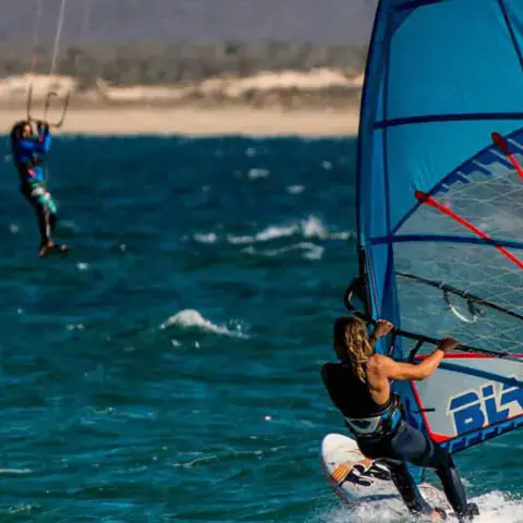 Planches à voile et kites sur la baie