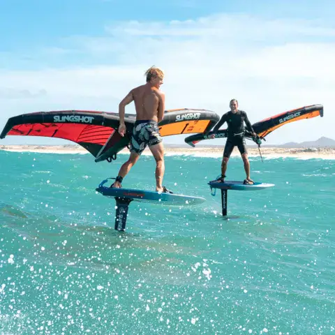 Deux riders en wing foil