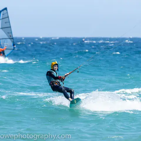 Kitesurfeur et planchiste sur l'eau