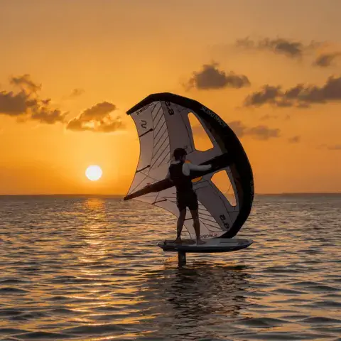 Wing foil au coucher du soleil