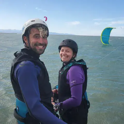 Élève et moniteur pendant un cours de kitesurf