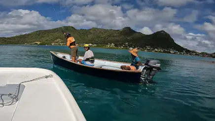 Bateau de soutien pendant une leçon de kiteboard