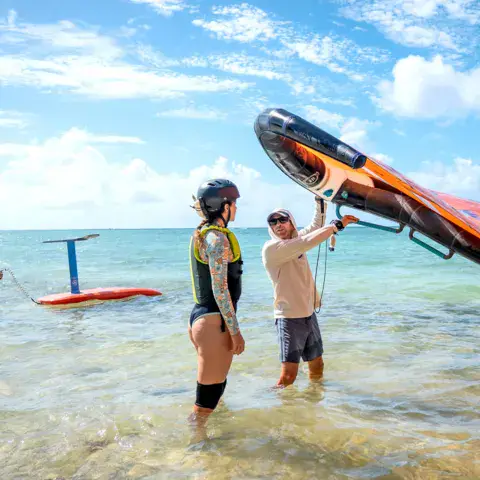 Briefing dans l'eau avant une sortie en wingfoil