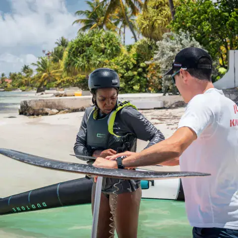 Explications sur le matériel de wingfoil sur la plage