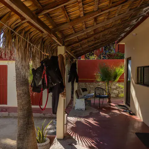 Combinaisons qui sèchent sous la palapa