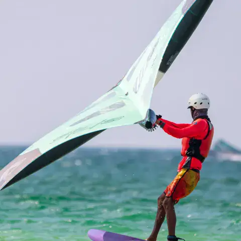 Rider de wing foil en mer