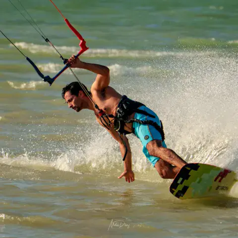 Kitesurfeur sur l'eau à Progreso
