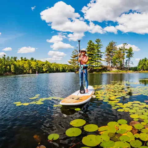 Sortie en stand up paddle sur un lac