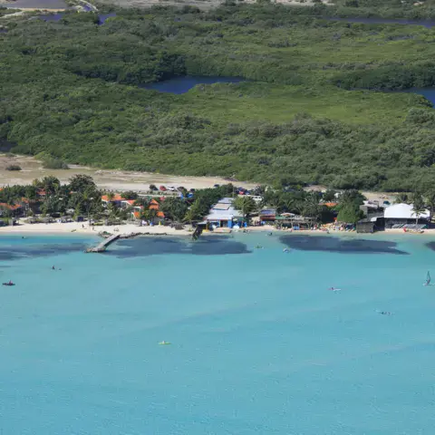 Vue aérienne du lagon et de la plage