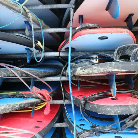 Planches de surf rangées dans la remorque de l'école