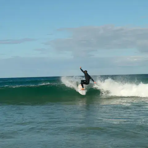 Surfeur sur une vague