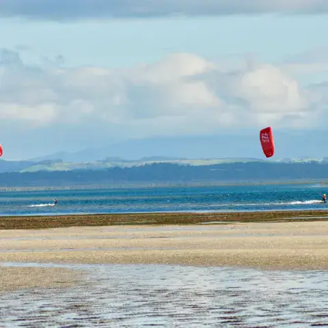 Kitesurfeurs sur le plan d'eau à marée basse