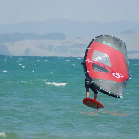 Wing foil au-dessus de l'eau