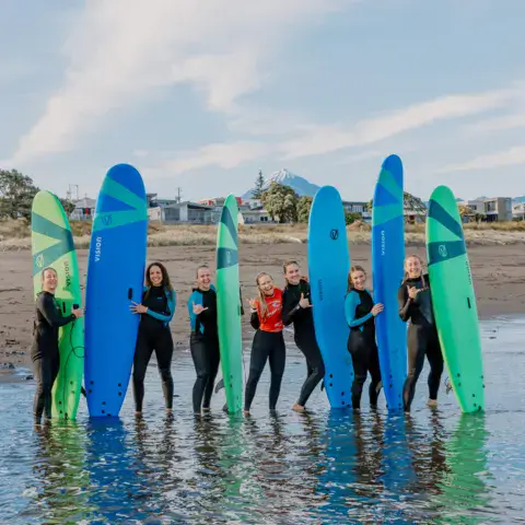 Groupe avec les planches de départ au bord de l'eau