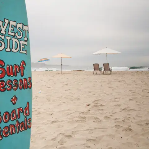 Planche d'enseigne de l'école sur la plage