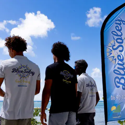 L'équipe de l'école face à la mer