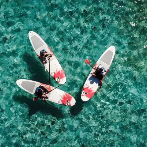 Groupe de stand up paddle vu du ciel