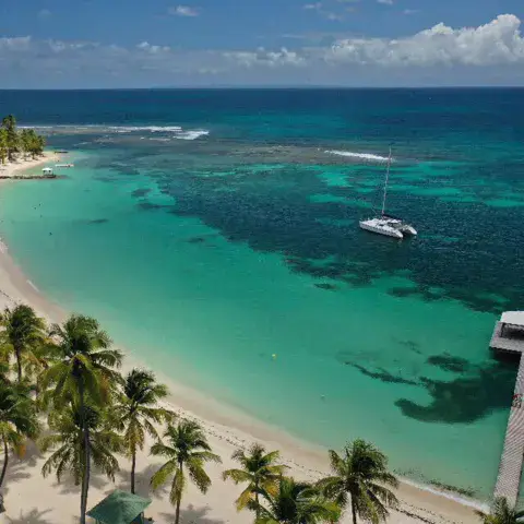 La plage et le ponton de La Caravelle