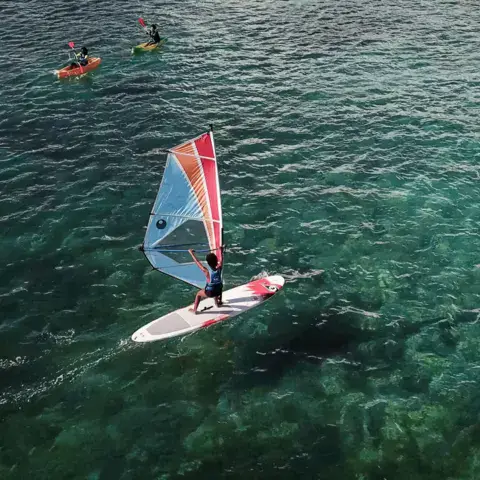 Planche à voile sur le lagon, vue aérienne