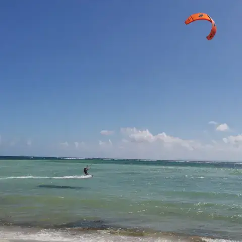Kitesurfeur au large de la plage du lagon