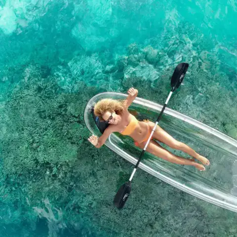 Sortie en kayak transparent au-dessus des fonds coralliens