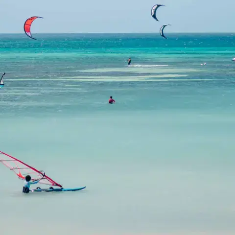 Kites et windsurfeur sur le plan d'eau de Fisherman's Huts